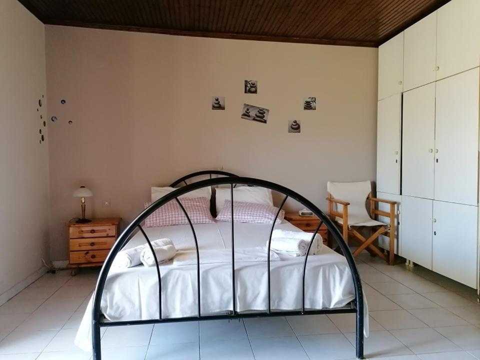 Agia Marina Studios, B Kalipadhon Luaran gambar