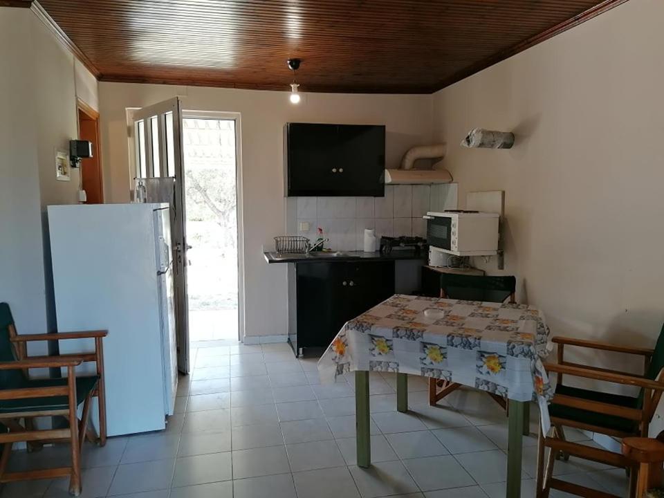 Agia Marina Studios, B Kalipadhon Luaran gambar
